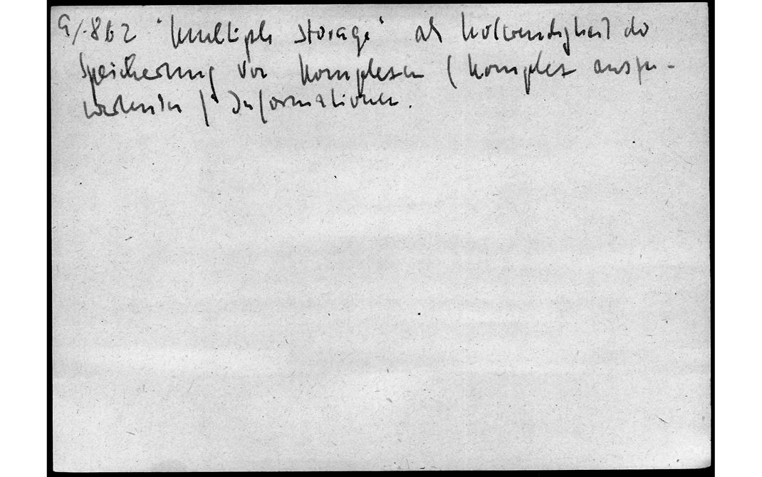 图40：尼克拉斯·卢曼使用字母数字ID（左上角）定位笔记并连接想法