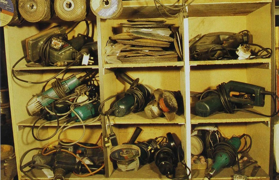 手持电动工具存放在开放式柜子中