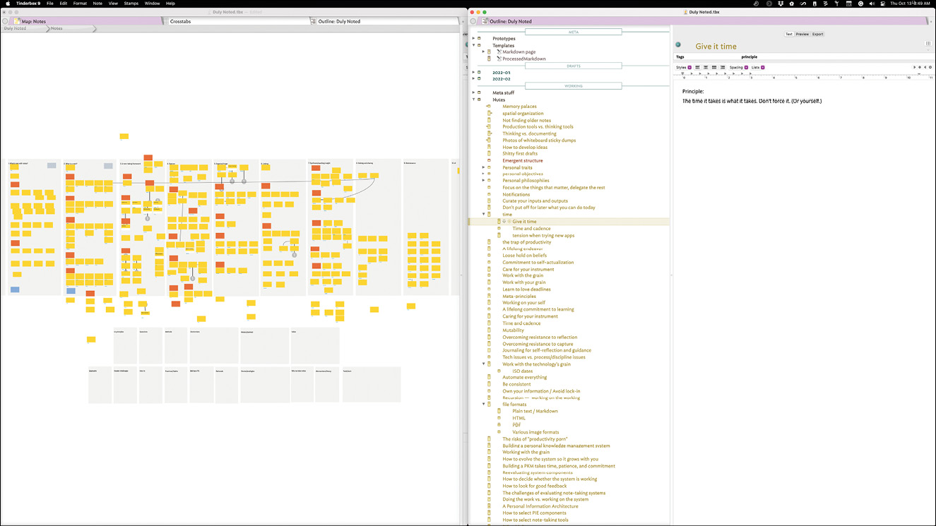 Tinderbox应用程序：屏幕分为两部分：左侧是一个类似便利贴的黄色和橙色方框矩阵，右侧是一个大纲。