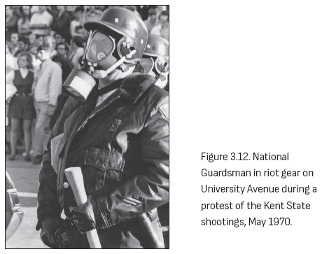 图3.12. 1970年5月肯特州立大学枪击案抗议期间，身穿防暴装备的国民警卫队员在大学大道上。