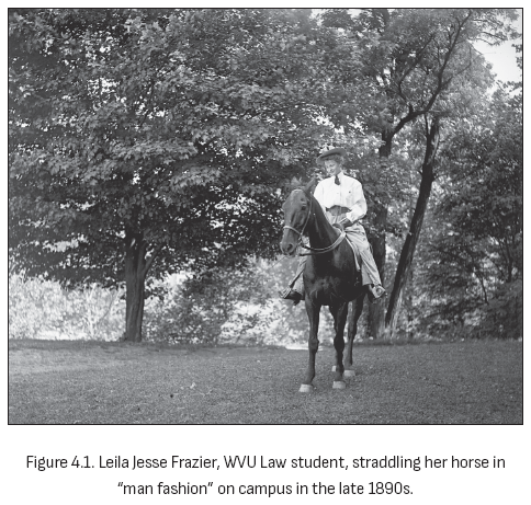 图4.1. 莱拉·杰西·弗雷泽，西弗吉尼亚大学法学院学生，19世纪90年代末在校园里”男式”跨坐在马上。