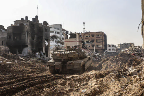 巴勒斯坦自治区加沙北部行驶的以色列军装甲车（2023年12月）【AFP=时事】