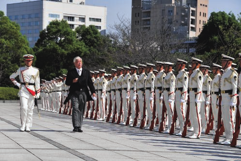 着任时巡阅特别仪仗队的中谷防卫大臣（2024年10月）