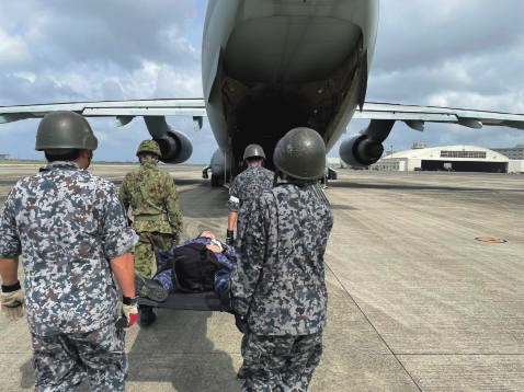 航空机内正在对陆上自卫官进行救护训练的美军队员