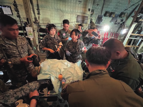 大量伤病者救护训练中参加的日菲两国队员（2024年10月）