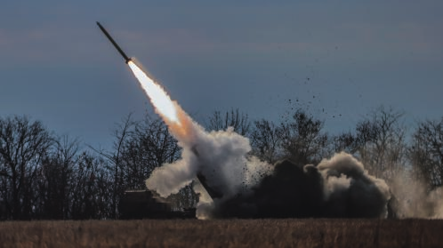 发射中的乌克兰军高机动火箭系统HIMARS (乌克兰南部赫尔松州) 【EPA=时事】