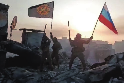 举着俄国旗的”瓦格纳”战斗员(2023年5月) 【AFP=时事】